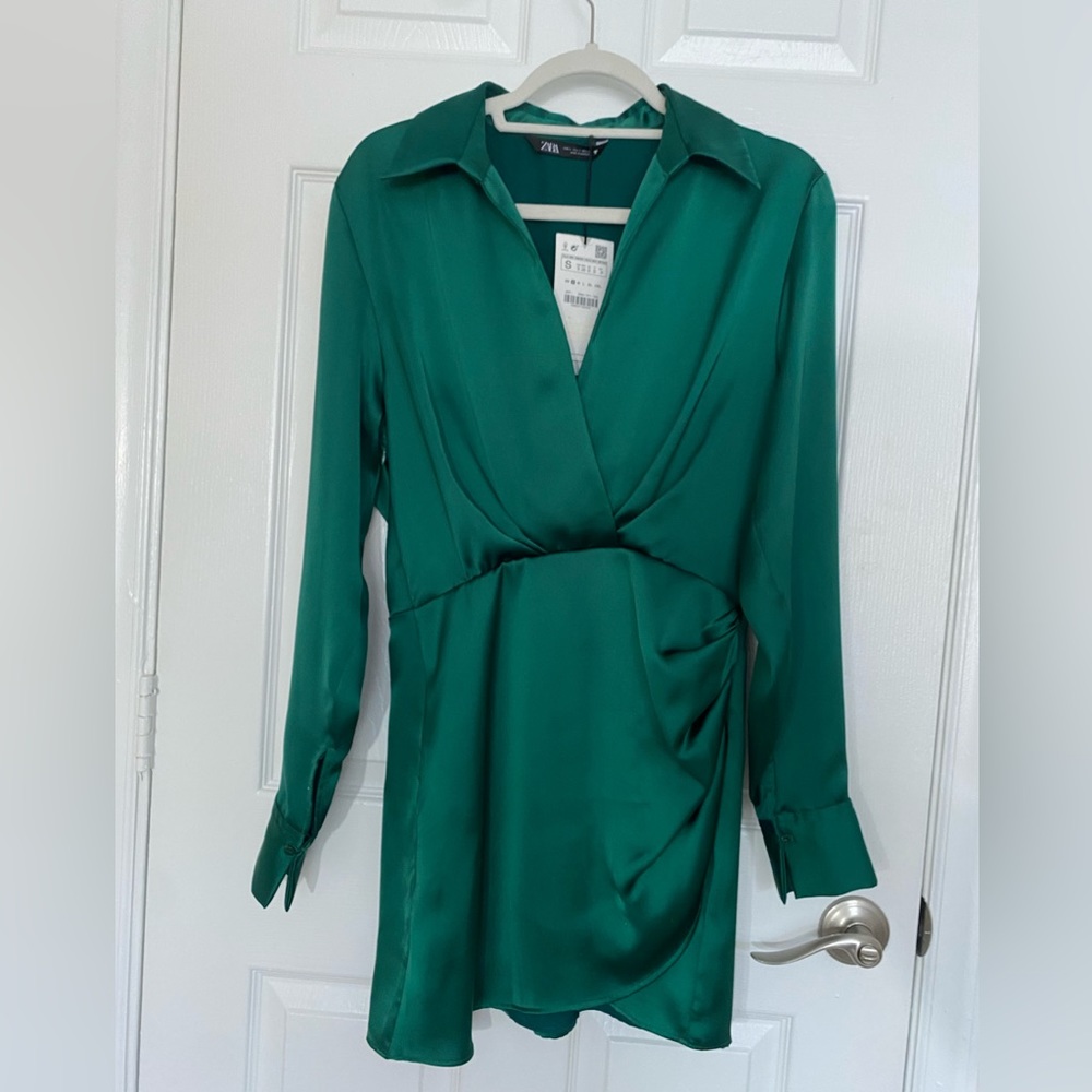 never before worn zara dress. Perfect for holiday.